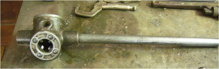 Mysterious tool to thread iron pipe