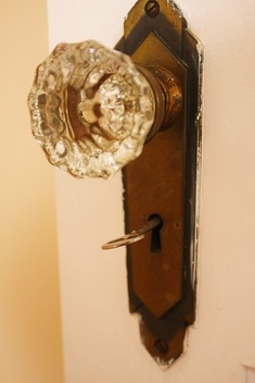 Picture of a glass doorknob